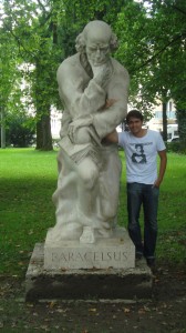 Ich Ich neben einer Paracelsus-Statue in Salzburg