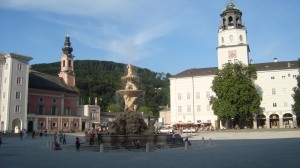 Residenzplatz in Salzburg Residenplatz mit gigantischem Brunnen in der Mozartstadt Salzburg