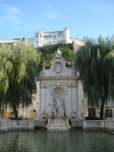 Kapitelplatz in Salzburg Kapitelplatz in Salzburg bei strahlend blauem Himmel, im Hintergrund die Festung Hohensalzburg