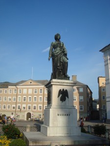 Mozartplatz mit Mozart-Denkmal in Salzburg Strahlend blauer Himmel am Mozartplatz in Salzburg