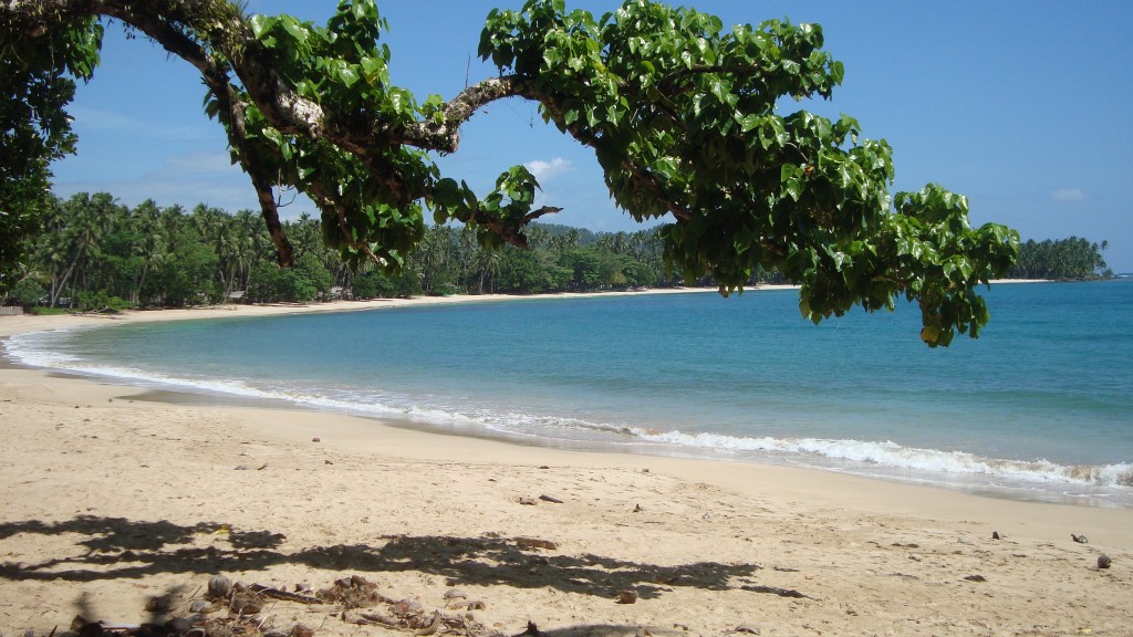 Feinsandiger Strand an der Ostküste von Mindanao